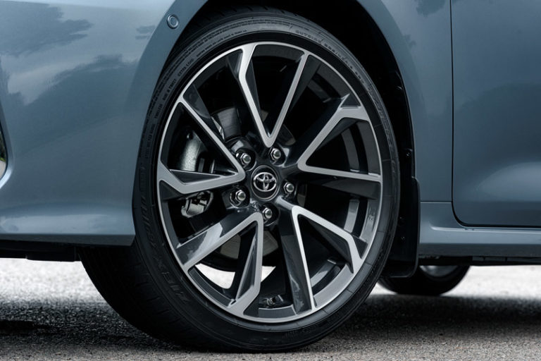 Pneu sur jantes d'une corolla toyota grise
