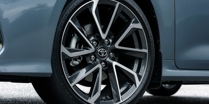 corolla-sedan-1.8l-grey-2019-053-523423 Pneu sur jantes d'une corolla toyota grise