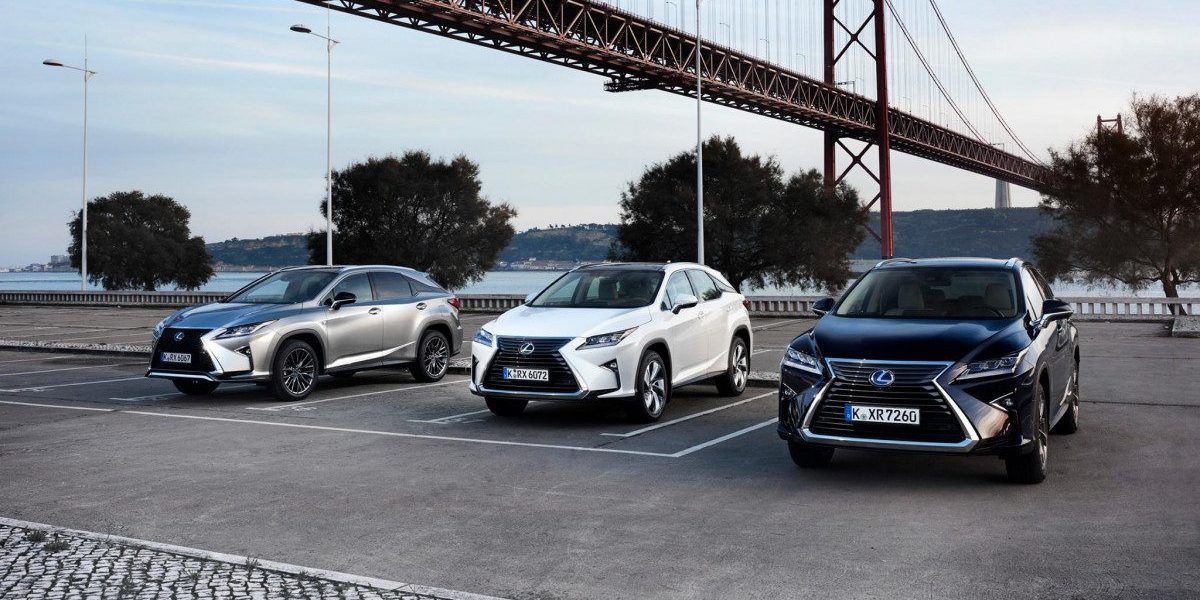 lexus-1 3 SUV Toyota garés l'un à côté de l'autre