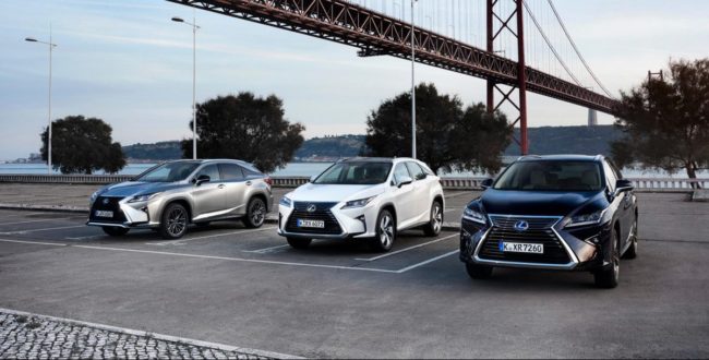 3 SUV Toyota garés l'un à côté de l'autre