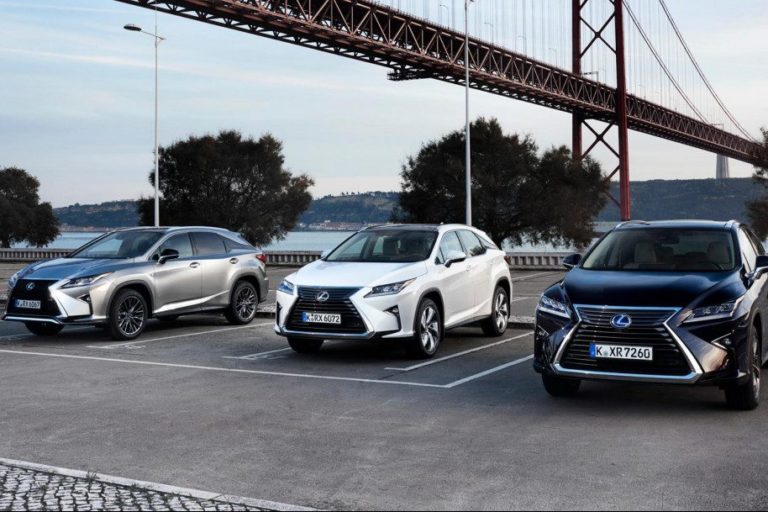 3 SUV Toyota garés l'un à côté de l'autre