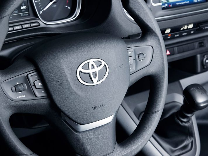 volant d'une voiture proace toyota
