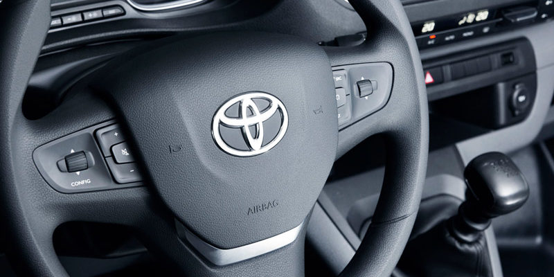 volant d'une voiture proace toyota