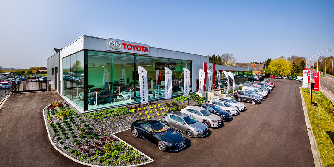 showroom-4 Flotte de véhicules devant la concession Toyota Gégo Team située à Namur