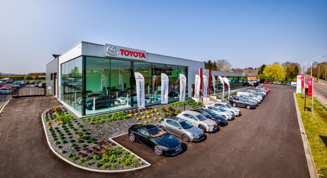 Flotte de véhicules devant la concession Toyota Gégo Team située à Namur