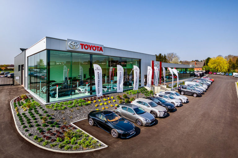 Flotte de véhicules devant la concession Toyota Gégo Team située à Namur