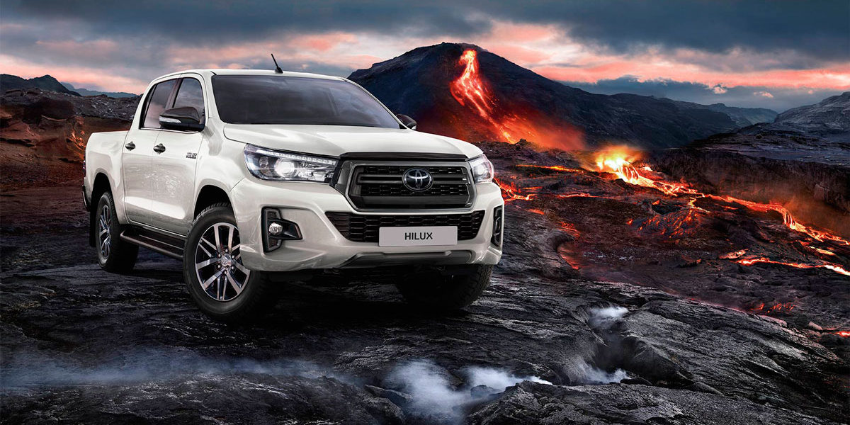toyota-hilux-2019-gallery-08-full_tcm-3027-1673161 4X4 Toyota Hilux devant un volcan en éruption