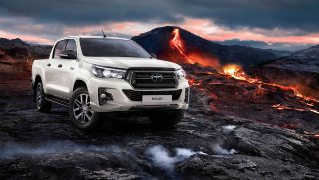 4X4 Toyota Hilux devant un volcan en éruption