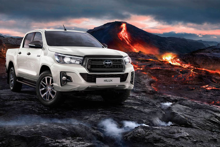 4X4 Toyota Hilux devant un volcan en éruption