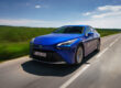 Toyota Record bleue électrique qui roule sur une route de campagne