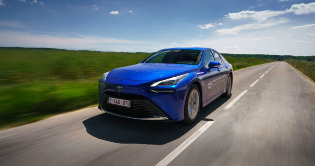 Toyota Record bleue électrique qui roule sur une route de campagne