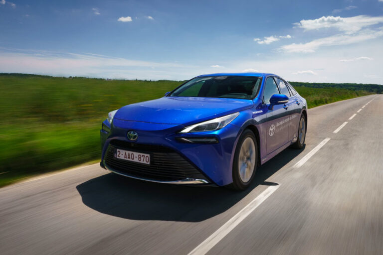 Toyota Record bleue électrique qui roule sur une route de campagne