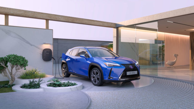 Lexus électrique bleue qui recharge devant une maison au style moderne