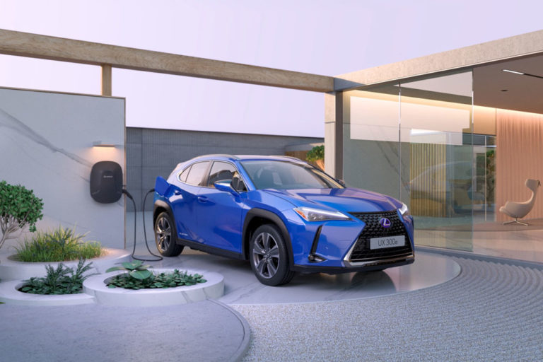 Lexus électrique bleue qui recharge devant une maison au style moderne
