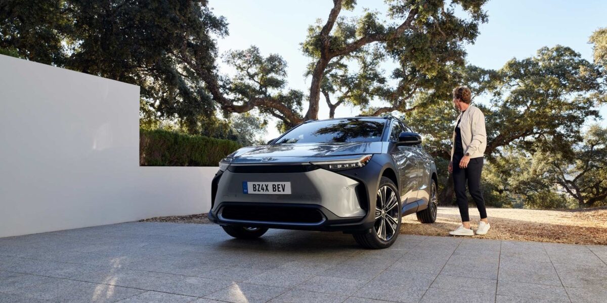 Voiture électrique grise Toyota BZ4X