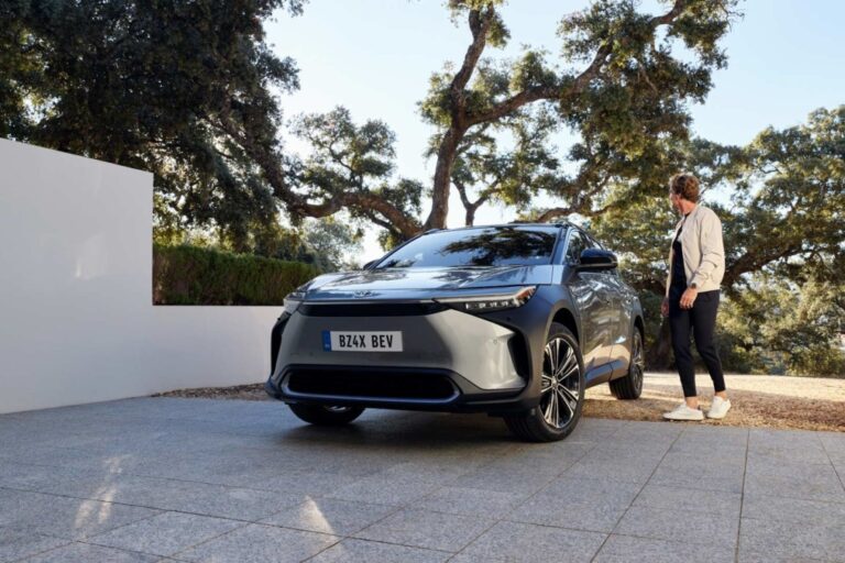 Voiture électrique grise Toyota BZ4X