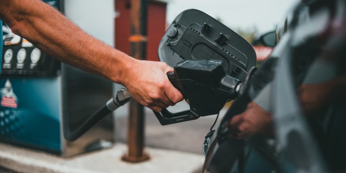 GEGO-economiser-essence Homme en train de mettre de l'essence dans une voiture noire