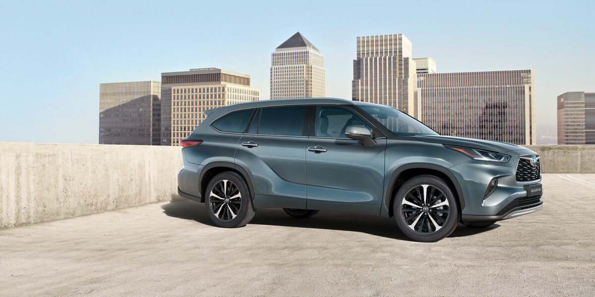 HIG0001a_21_web Vue de profil d'une voiture Toyota grise garée sur le toit d'un bâtiment en ville