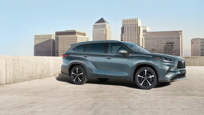 Vue de profil d'une voiture Toyota grise garée sur le toit d'un bâtiment en ville