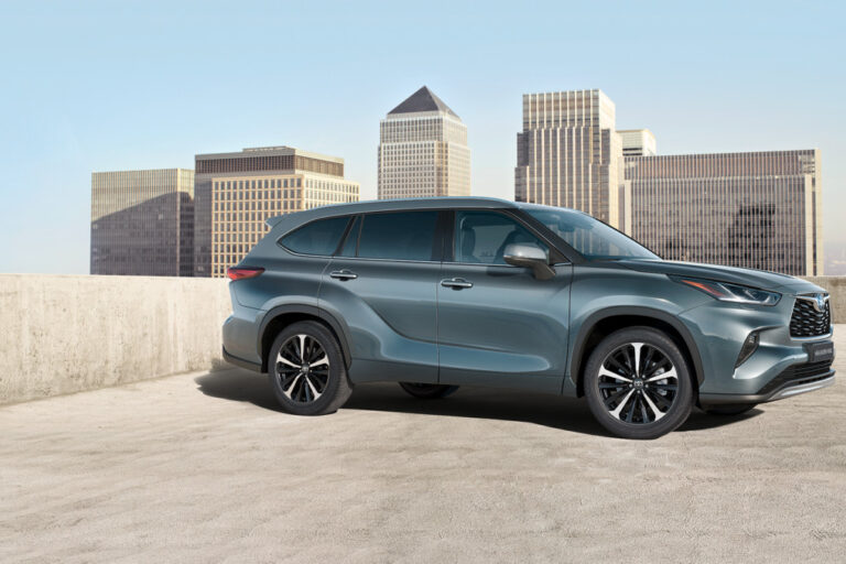 Vue de profil d'une voiture Toyota grise garée sur le toit d'un bâtiment en ville