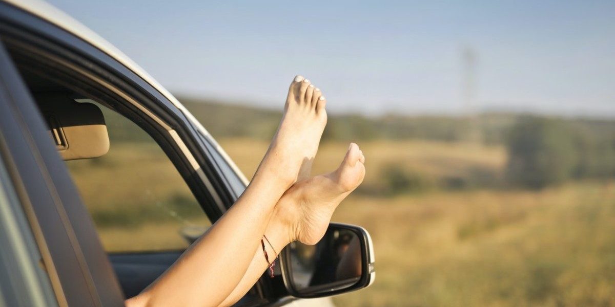 GEGO-partir-en-vacances-en-voiture Jambes féminines qui dépassent la fenêtre d'une voiture contrôlée par Gégo Team avant de partir en vacances