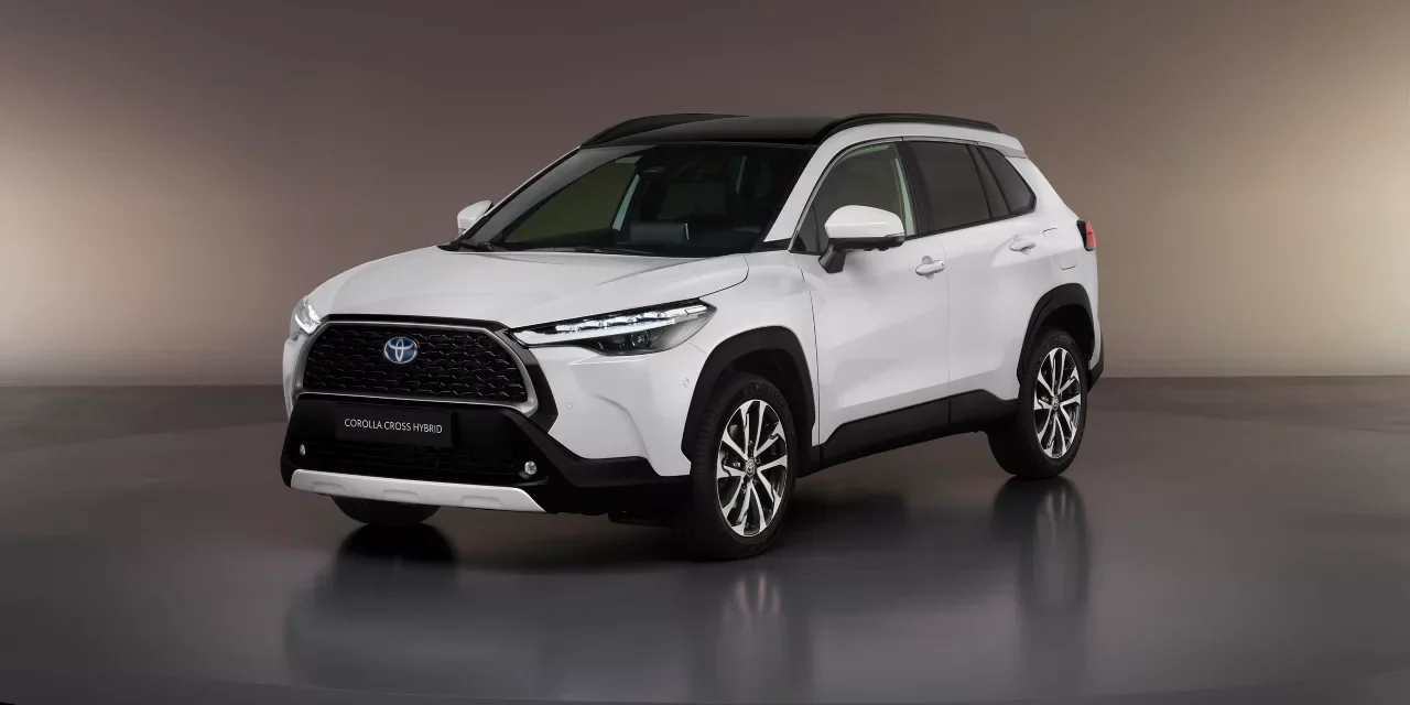 Toyota Corolla Cross blanche sur fond noir chez Gégo Toyota Team à Namur