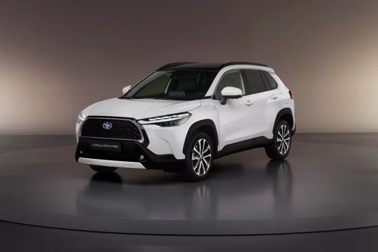 Toyota Corolla Cross blanche sur fond noir chez Gégo Toyota Team à Namur