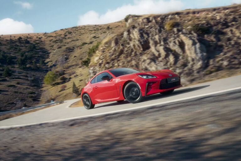 Voiture de sport Toyota GR86 rouge sur une route de montagne