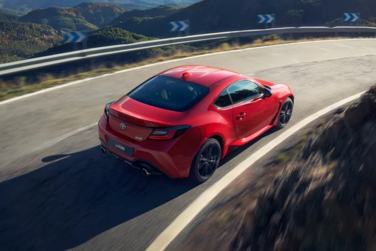 Essai voiture d'une toyota GR86 rouge sur une route de montagne