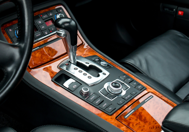 Boite automatique d'une voiture neuve à Namur