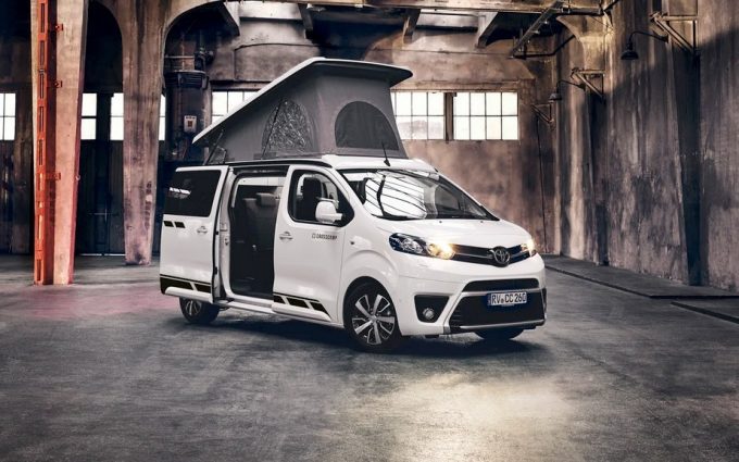 Crosscamp Toyota blanc avec tente sur le toit