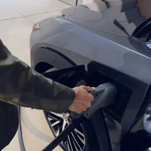 Véhicule électrique Lexus bleu nuit en train de charger