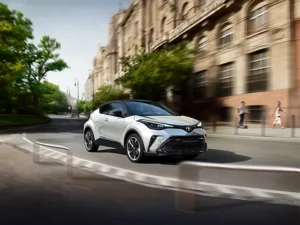 Toyota CHR blanc roulant en ville