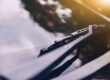 Pare-brise d'une voiture noire avec de nouveaux essuie-glaces