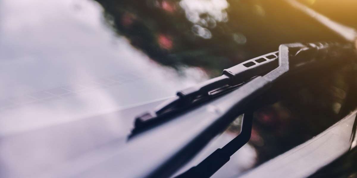 Pare-brise d'une voiture noire avec de nouveaux essuie-glaces