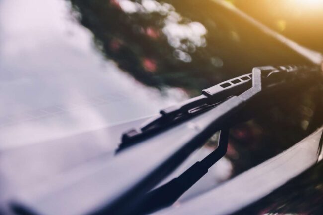 Pare-brise d'une voiture noire avec de nouveaux essuie-glaces