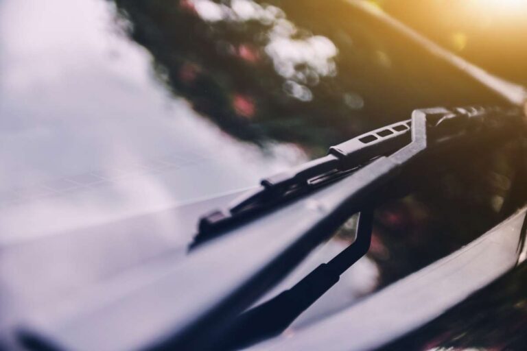 Pare-brise d'une voiture noire avec de nouveaux essuie-glaces