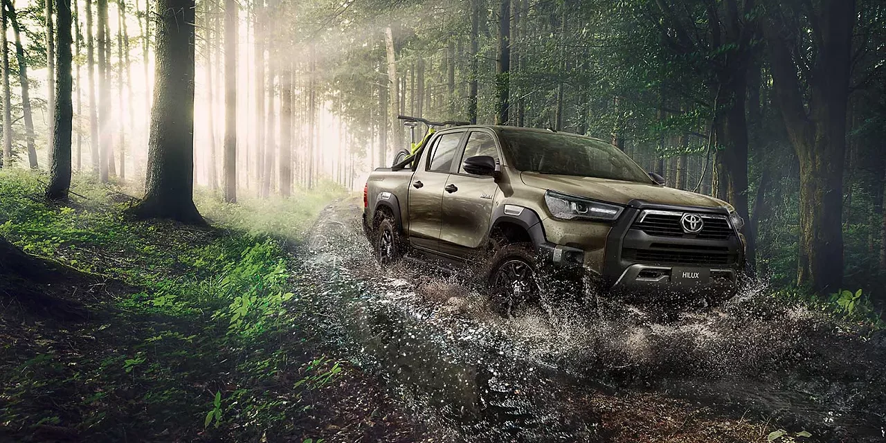 Pick-up Toyota Hilux dans une forêt