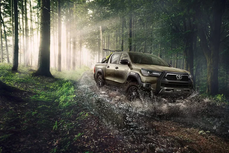 Pick-up Toyota Hilux dans une forêt