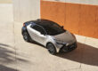 Modèle Toyota C-HR gris en ville