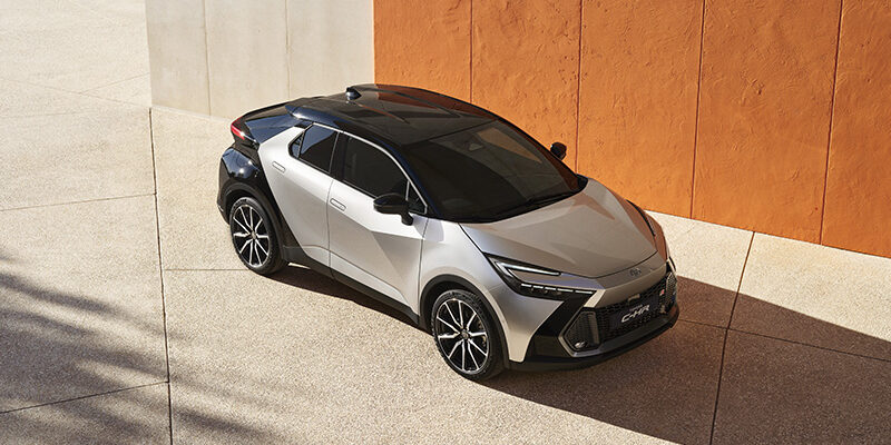 2023-toyota-chr-gallerie-11 Modèle Toyota C-HR gris en ville