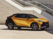 Voiture Toyota C-HR en ville couleur orangée