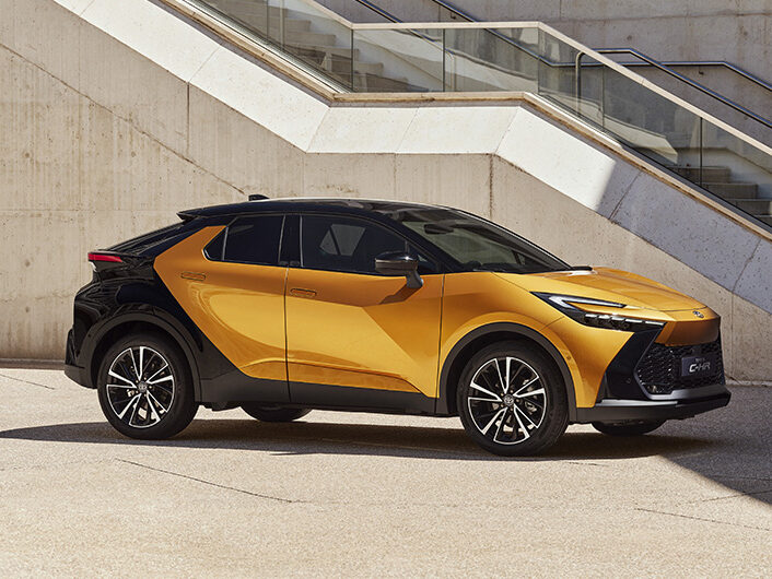Voiture Toyota C-HR en ville couleur orangée