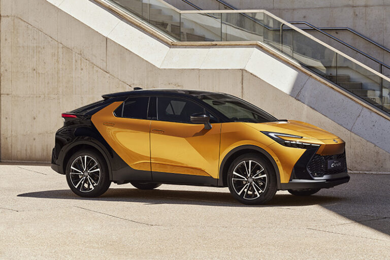 Voiture Toyota C-HR en ville couleur orangée