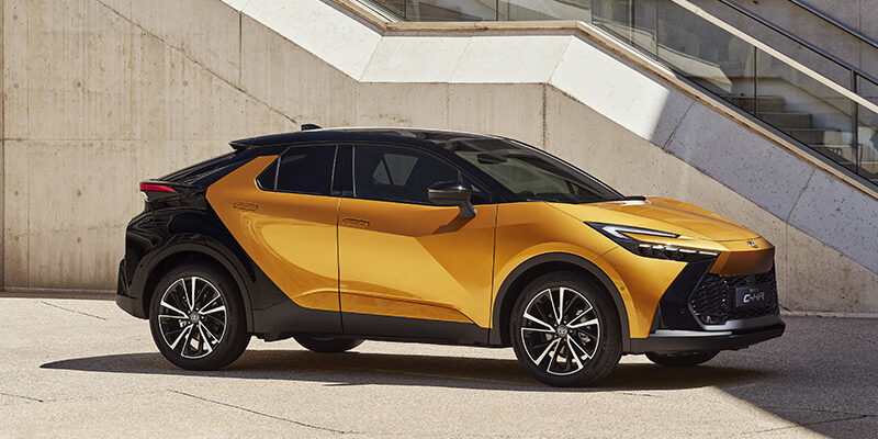 Voiture Toyota C-HR en ville couleur orangée