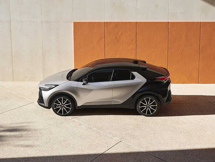 Nouveau Toyota C-HR gris et noir vu de côté