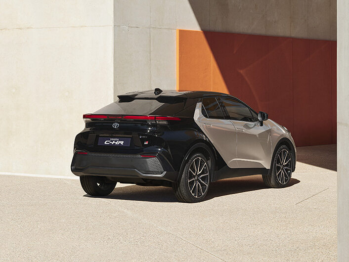 Nouveau Toyota C-HR gris et noir vu de l'arrière