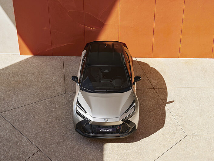 Nouveau Toyota C-HR gris et noir vu de devant