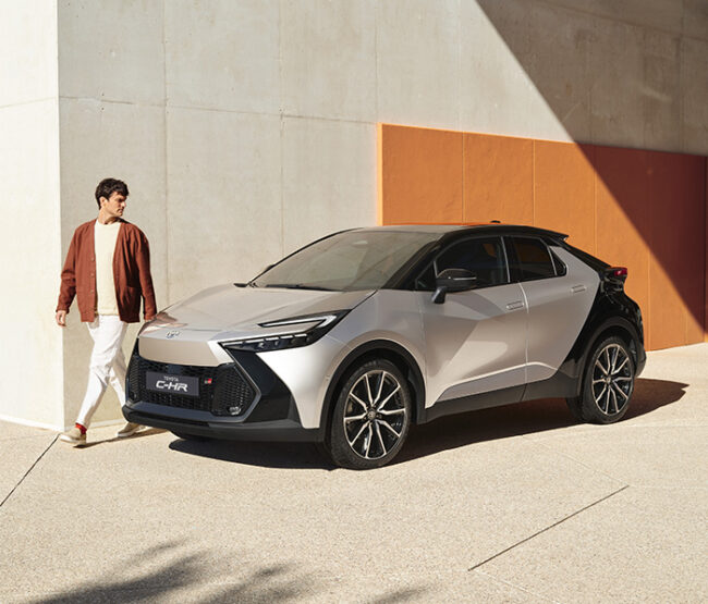 Nouveau Toyota C-HR gris et noir avec homme marchant à côté