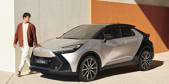 2023-toyota-chr-intro Nouveau Toyota C-HR gris et noir avec homme marchant à côté